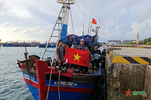 Trung tâm dịch vụ Hậu cần - Kỹ thuật đảo Trường Sa  giúp tàu cá Ninh Thuận khắc phục sự cố gãy neo